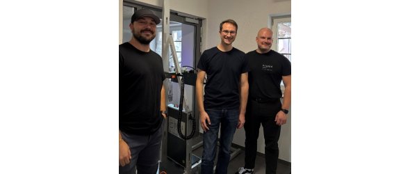 Bürgermeister Daniel Rauschenberger mit den beiden UpPrint-Geschäftsführern Julien Peter Becker und Philip Bukacek vor der neu gestalteten Tür zum Trausaal. Bürgermeister Daniel Rauschenberger mit den beiden UpPrint-Geschäftsführern Julien Peter Becker und Philip Bukacek vor der neu gestalteten Tür zum Trausaal.
