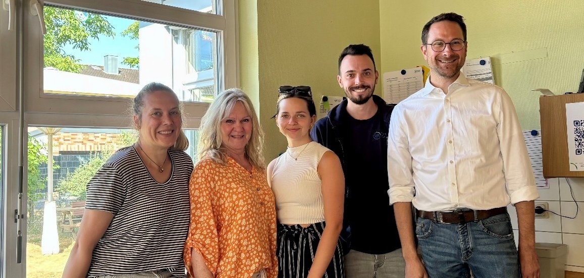 Auf dem Foto sind von links: Kita-Leiterinnen Carina Andres und Elvira Kreh, Anna-Lena Ehrlicher und Jan Vollmer vom Kita-Team sowie Bgm. Daniel Rauschenberger 