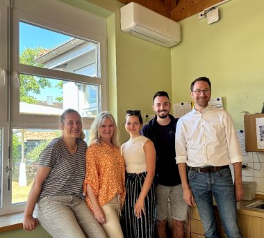 Auf dem Foto sind von links: Kita-Leiterinnen Carina Andres und Elvira Kreh, Anna-Lena Ehrlicher und Jan Vollmer vom Kita-Team sowie Bgm. Daniel Rauschenberger Auf dem Foto sind von links: Kita-Leiterinnen Carina Andres und Elvira Kreh, Anna-Lena Ehrlicher und Jan Vollmer vom Kita-Team sowie Bgm. Daniel Rauschenberger
