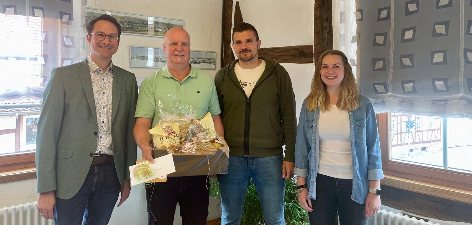 Foto mit Bgm., Arnd Keller und Personalrat