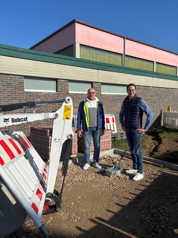 Bauamtsleiter Roland Trippel und Bürgermeister Daniel Rauschenberger an der Baustelle für den Trinkbrunnen an der Kulturhalle Schaafheim