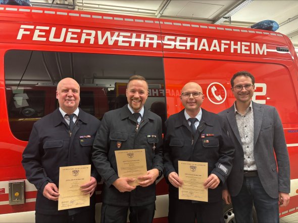 v.l.n.r. Arnd Keller, stellv. Gemeindebrandinspektor Martin Gehrig, Gemeindebrandinspektor André Reining, Bürgermeister Daniel Rauschenberger