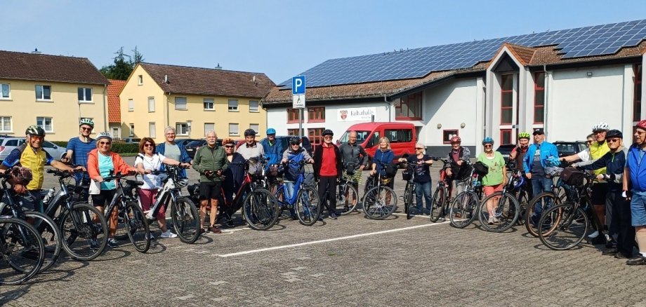Ruheständler mit ihren Fahrrädern Ruheständler mit ihren Fahrrädern