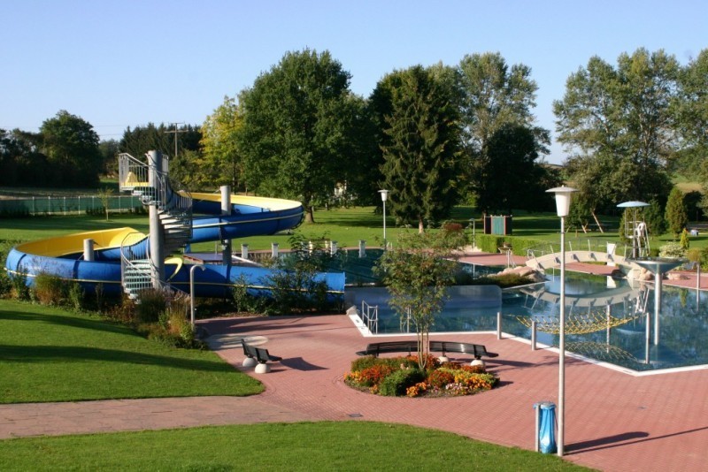 Schwimmerbecken mit Rutsche
