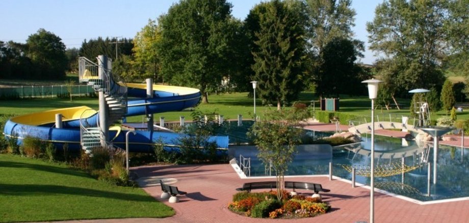Freibad Schaafheim Schwimmerbecken mit Rutsche