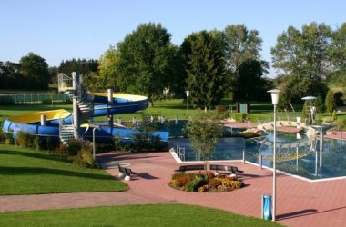 Schwimmerbecken mit Rutsche