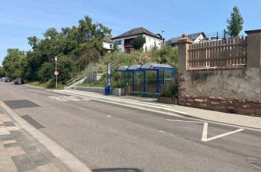 Hier sieht man die (Bus)Haltestellte an der Alten Schule in Radheim
